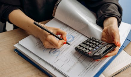 Serviços pexels mikhail nilov 8296977